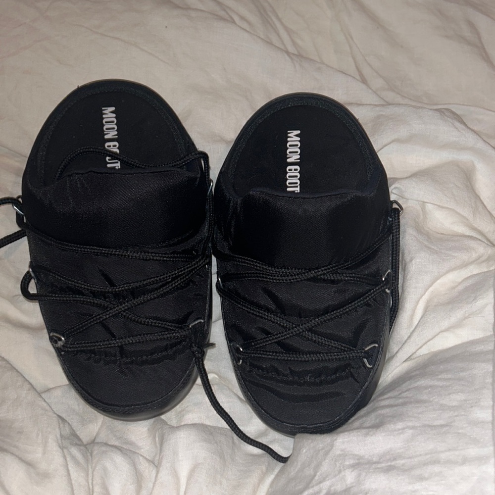 MOON BOOT SLIDE